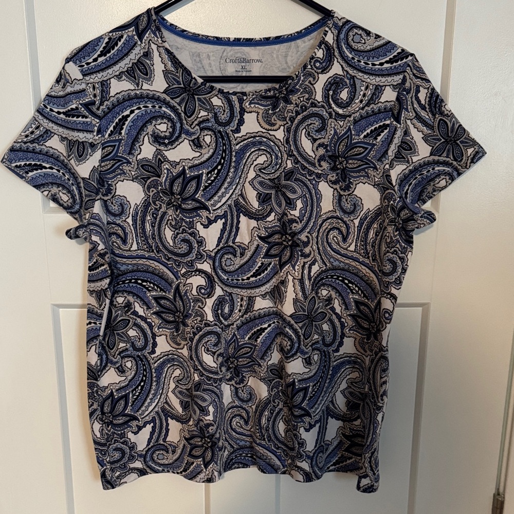 Croft & Barrow Navy and White Paisley Short Sleeve Top